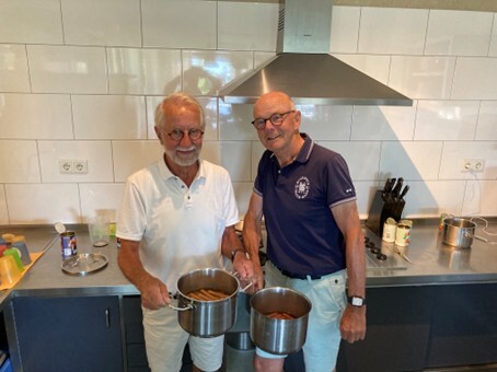 Vrijwilligers maken het eten klaar..